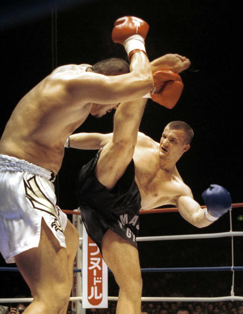 準決勝でミルコ・クロコップ(右）は、天田ヒロミに脳天にかかと落しをたたきこむ（ワールドGP2000福岡大会、2000年10月撮影）