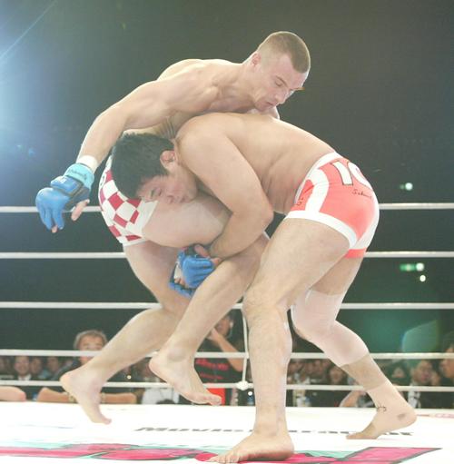 国立競技場、Dynamite、桜庭和志（右）はミルコ・クロコップの足を取る（2002年8月28日撮影）