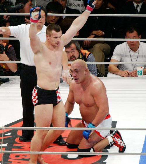 猪木祭り　藤田和之（右）はミルコ・クロコップに破れ、ぼう然（02年12月31日撮影）