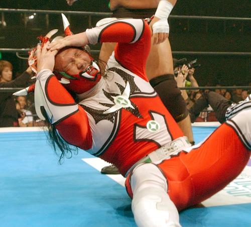 新日本福岡大会　IWGPジュニアタッグ　マスクをはがされた獣神サンダーライガー（2003年10月18日撮影）