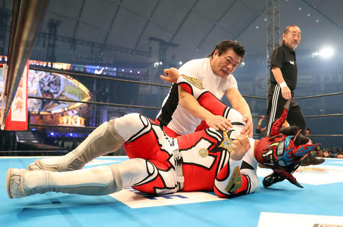 新日本東京ドーム大会で獣神サンダー・ライガー（手前）を抑え込む小林（2017年1月4日撮影）