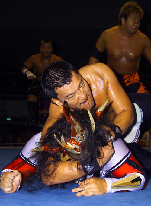 蝶野正洋（上）は、獣神サンダーライガーにSTFを仕掛けた（2001年6月22日撮影）