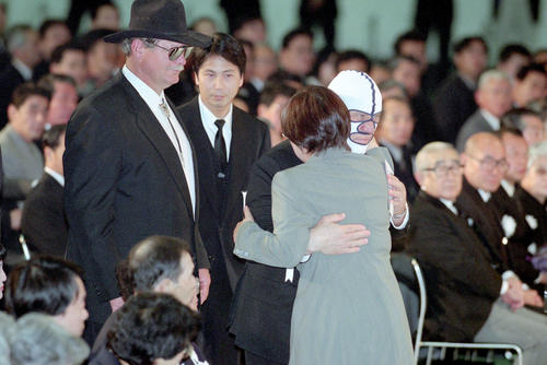 ジャイアント馬場お別れ会で元子夫人（右）を抱擁するザ・デストロイヤー。左はスタン・ハンセン（1999年4月17日撮影）