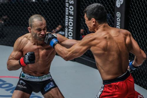 ナシューヒン(右)の強烈な左フックを浴びる元UFCライト級王者エディ・アルバレス