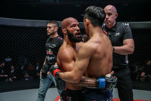 試合後、抱き合って話し込む元UFCフライ級王者デミトリアス・ジョンソン(左)と若松佑弥