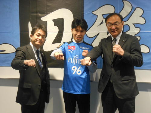 川崎F藁科義弘社長（右）を表敬訪問した黒田雅之（中央）と川崎新田ジム新田勝世会長