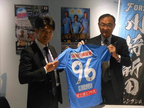 川崎F藁科義弘社長（右）からセレモニー用シャツを贈られた黒田雅之