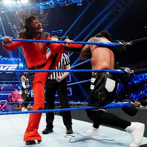 ジェイ・ウーソ（右）にたぎり式踏みつけを仕掛ける中邑真輔(C)2019WWE，Inc．AllRightsReserved