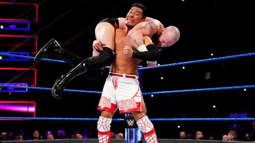 ケネリス（上）を持ち上げる戸沢陽(C)2019WWE，Inc．AllRightsReserved