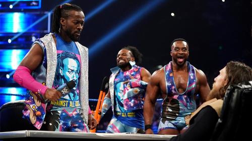 WWEヘビー級王者ブライアン（右端）と向き合う挑戦者キングストン（左端）(C)2019WWE，Inc．AllRightsReserved