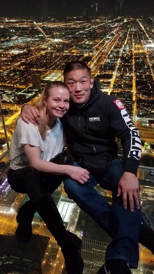 恋人の米国柔術女王クリスティン・ミケルソン（左）と米国での休暇を楽しむ石井慧（本人提供）