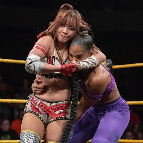 ビアンカ・ブレア（右）の顔面を絞めるカイリ・セイン（C）2019WWE,Inc.AllRightsReserved