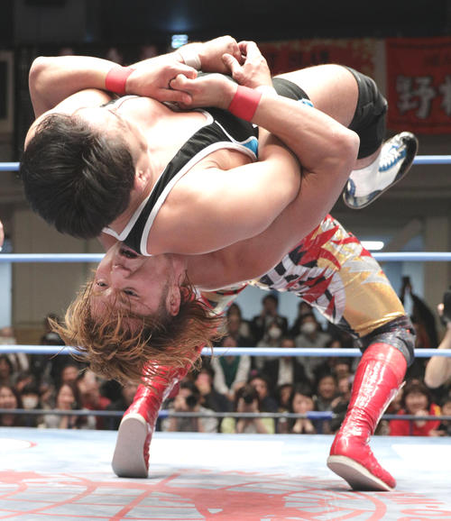 青木（上）にシャットダウンスープレックスホールドを決める宮原（撮影・中島郁夫）