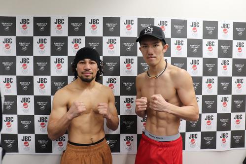 日本スーパーライト級タイトルマッチ前日計量をクリアした王者細川バレンタイン（左）と井上浩樹（撮影・高場泉穂）