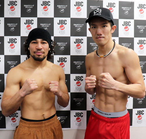 日本スーパーライト級タイトルマッチ前日計量をクリアした王者細川バレンタイン（左）と井上浩樹（撮影・高場泉穂）