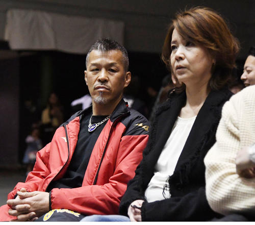 辰吉寿以輝の試合に訪れた丈一郎氏（左）とるみ夫人（撮影・奥田泰也）