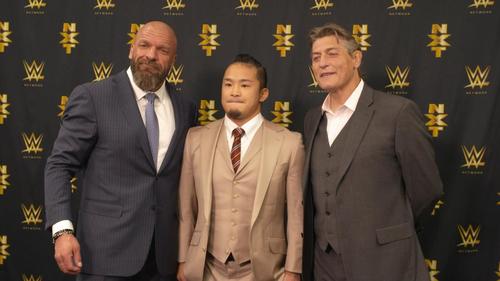 WWEのCOO、トリプルH（左端）、NXTウィリアム・リーガルGM（右端）が同席し契約書にサインしたKUSHIDA　（Ｃ）　2019WWE,Inc.AllRightsReserved.