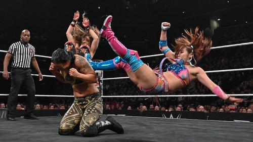 王者ベイズラー（左）に同時低空ドロップキックを決める紫雷（奥）とセイン
（Ｃ）2019WWE,Inc.AllRightsReserved.