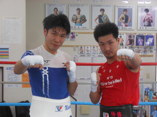 世界再挑戦へスパーリングで競演した黒田雅之（左）と小西伶弥