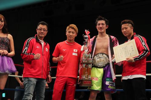 日本スーパーライト級新王者となった井上弘樹（右から2番目）。左から井上真吾トレーナー、井上尚弥、1人おいて井上拓真（撮影・高場泉穂）