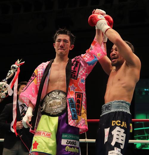 王者細川バレンタインを破り、日本スーパーライト級新王者となった井上浩樹は、細川に祝福され涙した（撮影・高場泉穂）