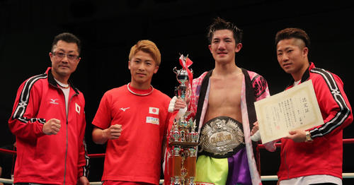 新王者となった井上弘樹（右から2番目）。左から井上真吾トレーナー、井上尚弥、1人おいて井上拓真（撮影・高場泉穂）