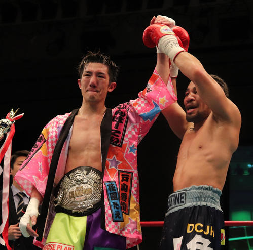 新王者となった井上浩樹は、細川（右）に祝福され涙（撮影・高場泉穂）