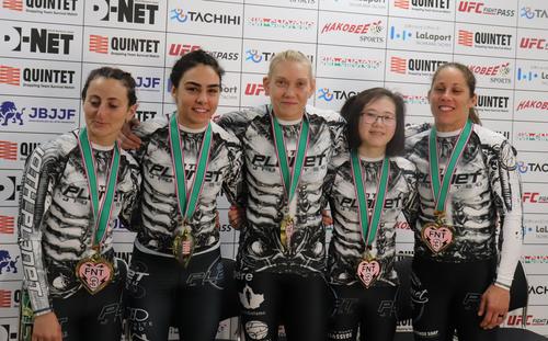 女子初のQUINTET大会を制したTeam10thPlanet。左からスマジャクルス、ジョージ、カルピネン、ガンドラム、カームーシュ