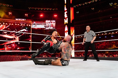 アリスター・ブラック（右）にスライディング式キンシャサを決める中邑真輔(C)2019WWE,Inc.AllRightsReserved