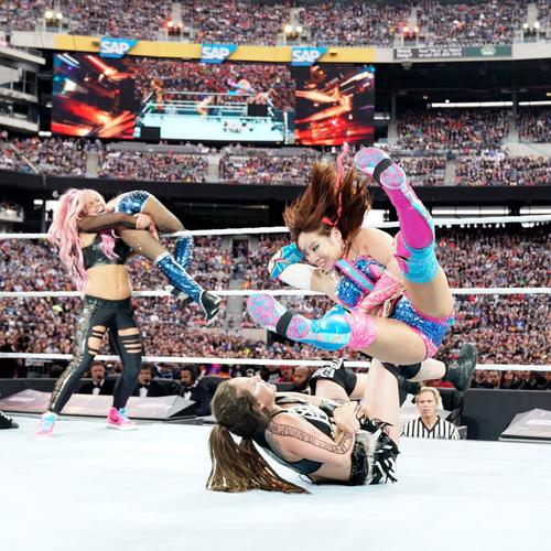 女子バトルロイヤル戦に電撃出場したカイリ・セイン（上）（C）2019WWE，Inc.AllRightsReserved
