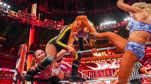 ラウジー（右端）の左腕を捕獲したリンチ（中央）はフレアーからキックを浴びる　（Ｃ）　2019WWE,Inc.AllRightsReserved