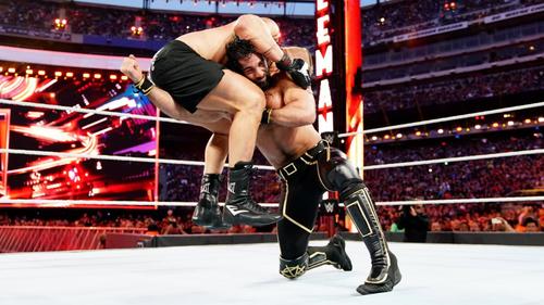 王者レスナー（左）にローブローを見舞う挑戦者ロリンズ　（Ｃ）　2019WWE,Inc.AllRightsReserved