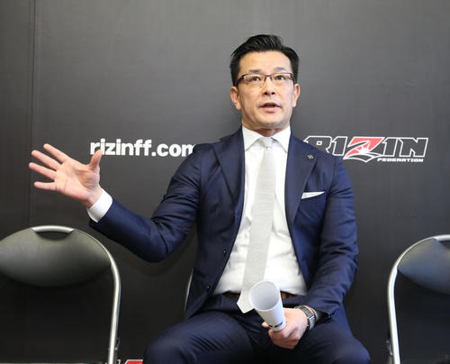 パッキャオが推薦するビアグタンと那須川の対戦を発表するRIZINの榊原実行委員長（撮影・大野祥一）