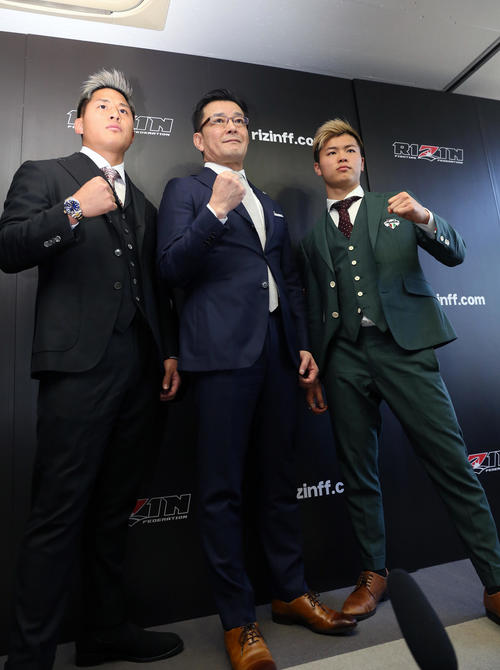 「RIZIN．15」会見の会見に登壇した左から大雅、榊原実行委員長、那須川