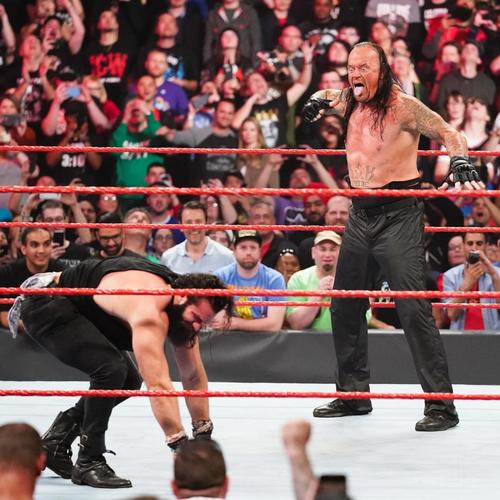 アライアス（左）を襲ったジ・アンダーテイカー　（Ｃ）　2019WWE,Inc.AllRightsReserved
