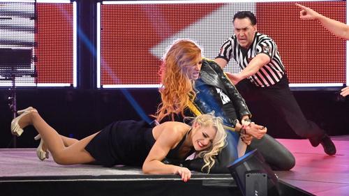 目の前に登場したエバンス（左）に必殺ディスアーマーを狙う2冠王者リンチ　（Ｃ）　2019WWE,Inc.AllRightsReserved