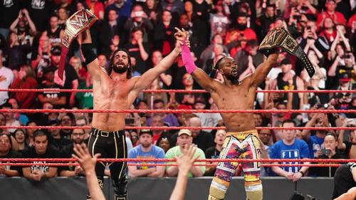 ベルトを掲げてファンの声援に応えるユニバーサル王者ロリンズ（左）とWWEヘビー級王者キングスト（C）2019WWE，Inc.AllRightsReserved