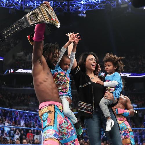家族をリングに上げ、WWEヘビー級ベルトを掲げる王者キングストン（左端）（C）2019WWE,Inc.All Rights Reserved