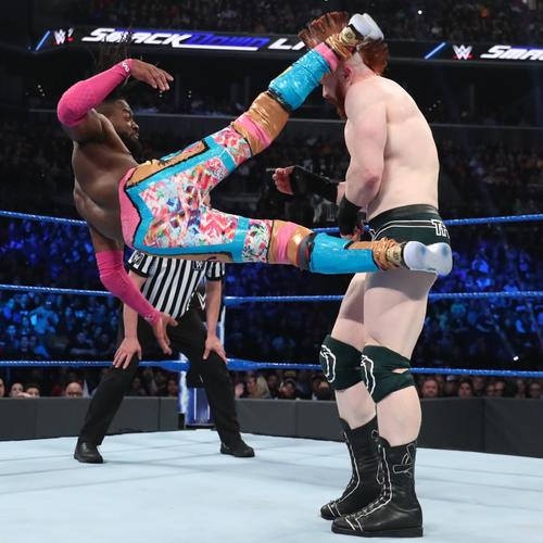シェイマス（右）に延髄切りを狙うWWEヘビー級王者コフィ・キングストン（C）2019WWE,Inc.All　Rights　Reserved
