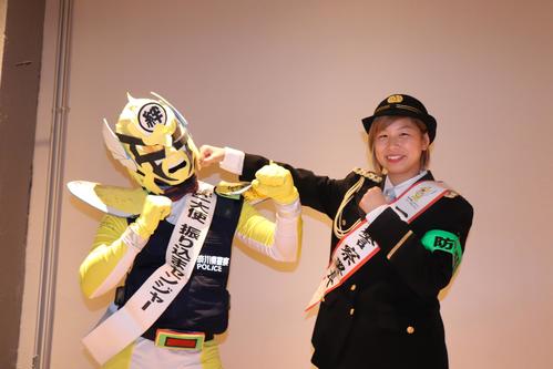 神奈川県警の一日署長として、サギ撲滅運動を行った浅倉カンナ