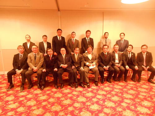 花形進会長（前列左から5人目）の新体制となった東日本ボクシング協会