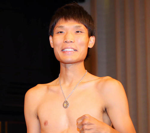 計量をパスしてポーズをとる久保（右）とローマン（撮影・宮崎幸一）
