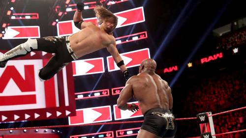 フェノメナル・フォアアームをラシュリー（右）に狙うAJスタイルズ(C)2019WWE,Inc.AllRightsReserved