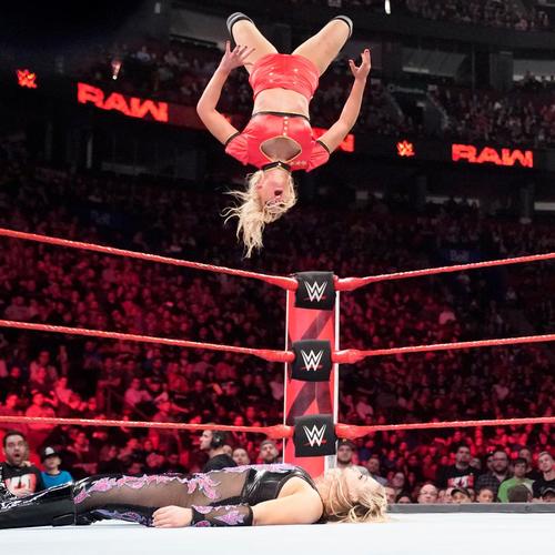 ナタリア（下）に月面水爆を決めるレイシー・エバンス(C)2019WWE,Inc.AllRightsReserved