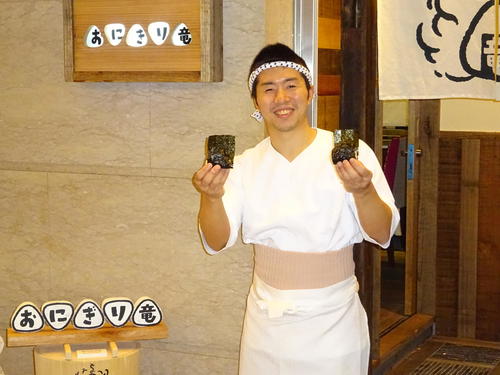 大阪・北新地のおにぎり店店主として再出発する元WBO世界ミニマム級王者山中竜也さん（撮影・加藤裕一）