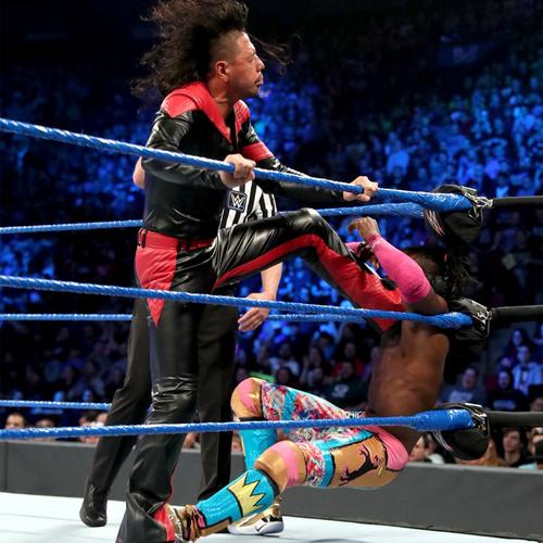 WWEヘビー級王者キングストン（右）にたぎり式踏みつけを繰り出す中邑（C）2019WWE,Inc.AllRightsReserved