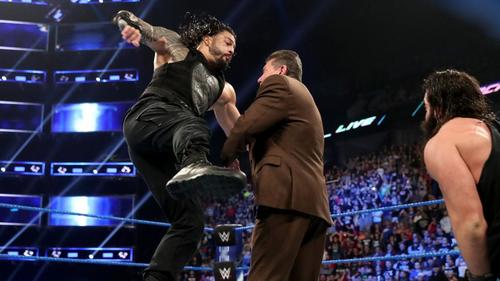 WWEビンス・マクマホン会長（右）にスーパーマンパンチを見舞うレインズ（Ｃ）2019WWE,Inc.AllRightsReserved