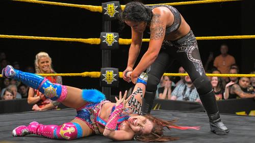 NXT女子王者ベイズラー（右）に右腕を攻められるセイン（C）2019WWE,Inc.AllRightsReserved