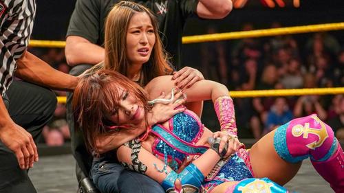 痛めつけられたカイリ・セイン（右）を抱きかかえる紫雷イオ（C）2019WWE,Inc.AllRightsReserved