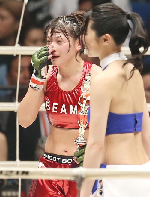 減量失敗を経て476日ぶりに勝利し、目に涙を浮かべるRENA（撮影・河田真司）